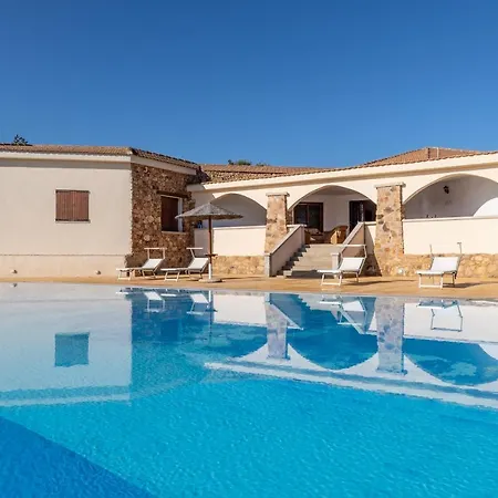 Chic Antonina One Bedroom No2172 *