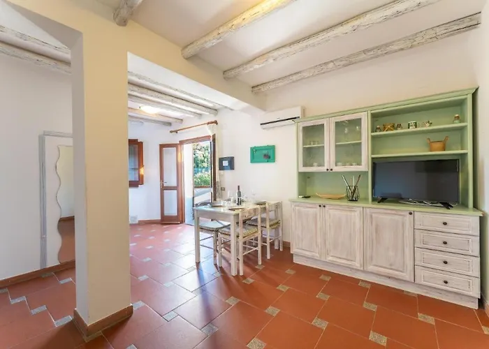 Chic Antonina One Bedroom No2172 *